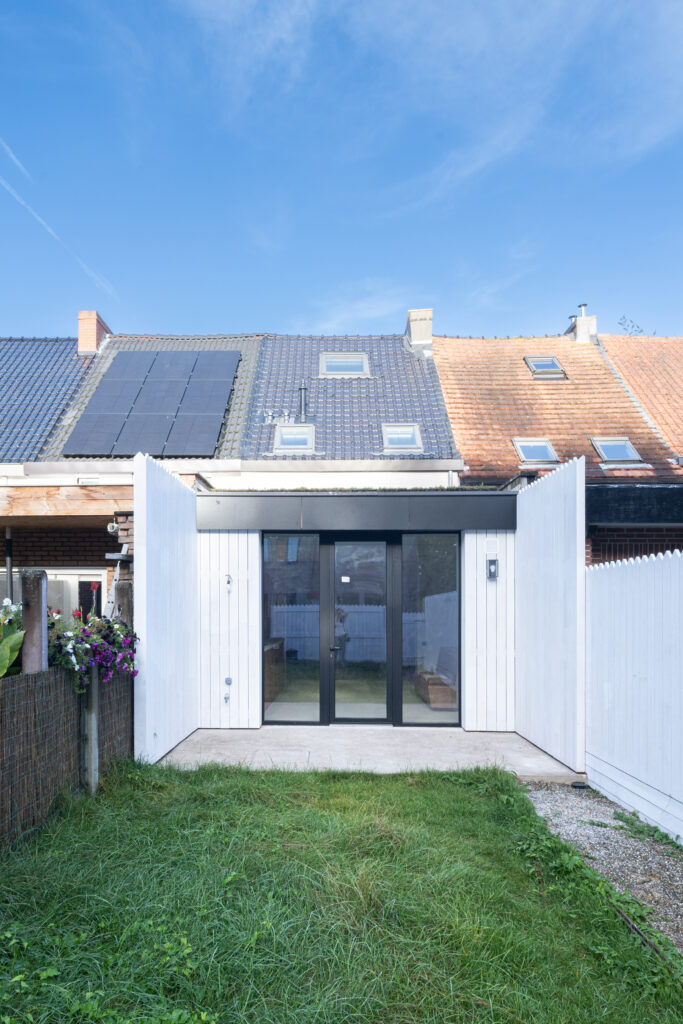 LaagOpLaag_website_gesgeGestichtstraat-17 Verbouwing Gent, Woning verbouwen Gent, totaalverbouwing, architectuur en interieur, Architect Gent, Stadswoning bouwen, stadswoning verbouwen, Duurzaam bouwen inspiratie, Architectenbureau Laag op Laag, architectenstudio, Duurzame architectuur, Toekomstbestendige woningen, Groene leefbare stad, Gelaagdheid in architectuur, Kwaliteit en duurzaamheid, (Ver)bouwen voor volgende generaties, Naadloze overgang binnen en buiten, Lange termijn ontwerp, Groendaken en tuinontwerp, Stijlvolle en duurzame woningen, Lagen in architectuur, Architectuur voor leefbaarheid, Wonen met een groen dak, Toekomstgerichte architectuur, Architecten voor stadswoningen, Duurzame bouwprincipes, Woningontwerp voor generaties, Modern woningontwerp, Innovatieve architectuur, Ecologische bouwprojecten, Ruimtelijke gelaagdheid, Klimaatbewust ontwerp, Architectuur met oog voor detail, Energie-efficiëntie, Inspirerende woonomgeving, Harmonie tussen binnen en buiten, Architectuur en levensstijl, Creatieve woningontwerpen, Maatwerk architectuur, Vakmanschap in woningontwerp, Duurzame stadsontwikkeling, Erfgoed en hedendaags ontwerp, Architectuur met een visie, Biologisch wonen, Hedendaagse stadsvernieuwing, Groene architectuurprincipes, Architectuur voor gezinnen, Minimalistische woningontwerpen, Verbondenheid met de omgeving, Architectuur en gemeenschap, Architectuur met natuurlijke materialen, Woningrenovatie met visie, Functionele binnenruimtes, Ecologische woongebouwen, Esthetiek en functionaliteit, Architectuur en welzijn, Innovatieve woonoplossingen, Architectuur en biodiversiteit, Hedendaagse duurzaamheid, Groenruimte in stedelijke omgevingen, Architectuur en cultureel erfgoed, Unieke woningontwerpen, Inspirerende architectonische concepten, Woningontwerp en ecologie, Ruimtelijk bewustzijn in architectuur, Ecologische stadsplanning, Duurzaamheid en esthetiek, Moderne stedelijke woningbouw