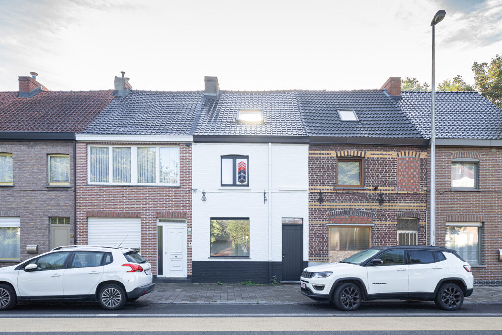 LaagOpLaag_website_gesgeGestichtstraat-18 Verbouwing Gent, Woning verbouwen Gent, totaalverbouwing, architectuur en interieur, Architect Gent, Stadswoning bouwen, stadswoning verbouwen, Duurzaam bouwen inspiratie, Architectenbureau Laag op Laag, architectenstudio, Duurzame architectuur, Toekomstbestendige woningen, Groene leefbare stad, Gelaagdheid in architectuur, Kwaliteit en duurzaamheid, (Ver)bouwen voor volgende generaties, Naadloze overgang binnen en buiten, Lange termijn ontwerp, Groendaken en tuinontwerp, Stijlvolle en duurzame woningen, Lagen in architectuur, Architectuur voor leefbaarheid, Wonen met een groen dak, Toekomstgerichte architectuur, Architecten voor stadswoningen, Duurzame bouwprincipes, Woningontwerp voor generaties, Modern woningontwerp, Innovatieve architectuur, Ecologische bouwprojecten, Ruimtelijke gelaagdheid, Klimaatbewust ontwerp, Architectuur met oog voor detail, Energie-efficiëntie, Inspirerende woonomgeving, Harmonie tussen binnen en buiten, Architectuur en levensstijl, Creatieve woningontwerpen, Maatwerk architectuur, Vakmanschap in woningontwerp, Duurzame stadsontwikkeling, Erfgoed en hedendaags ontwerp, Architectuur met een visie, Biologisch wonen, Hedendaagse stadsvernieuwing, Groene architectuurprincipes, Architectuur voor gezinnen, Minimalistische woningontwerpen, Verbondenheid met de omgeving, Architectuur en gemeenschap, Architectuur met natuurlijke materialen, Woningrenovatie met visie, Functionele binnenruimtes, Ecologische woongebouwen, Esthetiek en functionaliteit, Architectuur en welzijn, Innovatieve woonoplossingen, Architectuur en biodiversiteit, Hedendaagse duurzaamheid, Groenruimte in stedelijke omgevingen, Architectuur en cultureel erfgoed, Unieke woningontwerpen, Inspirerende architectonische concepten, Woningontwerp en ecologie, Ruimtelijk bewustzijn in architectuur, Ecologische stadsplanning, Duurzaamheid en esthetiek, Moderne stedelijke woningbouw